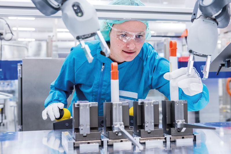 So wie hier bei Sanofi könnte ein Cobot auch in vielen anderen Unternehmen die Mitarbeiter bei repetitiven Tätigkeiten unterstützen.