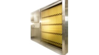 Fix&Finish aus Strapano verringert den Lmin um mehr als 30% und hat ein deutlich geringeres Gewicht im Vergleich zu handelsüblichen Schutzabdeckungen. Durch den geringen Lmin sind entweder größere Hübe oder ein kleinerer Bauraum realisierbar. Aus dem geringen Gewicht resultiert eine hohe Dynamik und große Genauigkeit im Bearbeitungsprozess. Weitere Vorteile ergeben sich aus der Logistik und aus der einfachen Montage. (Bild: Arno Arnold)