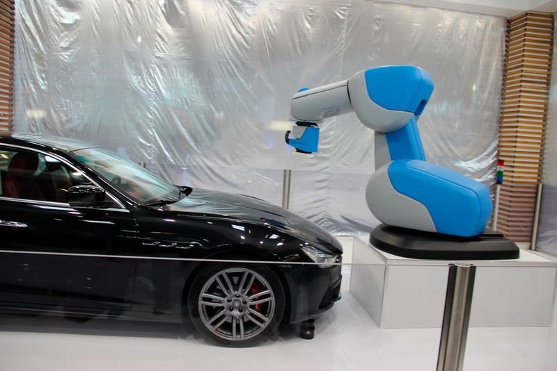 Auf der Automatica lüftete Comau nun endlich sein Geheimnis: den AURA – Advanced Use Robotic Arm. Erstmals ist eine echte Zusammenarbeit zwischen Hochleistungsrobotern und Menschen möglich. (Sonnenberg)
