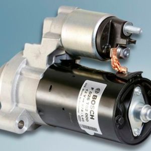 Anders als das alte Original fällt der Nachbau-Anlasser für diverse Porsche-Modelle kleiner und leichter aus – einem Getriebe sei Dank.(Bild:  Bosch)