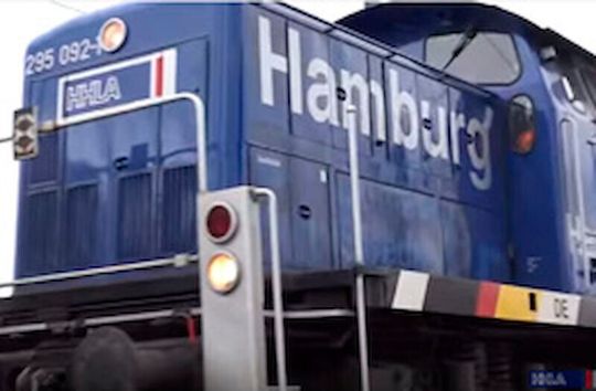 Wie kann man im Hafenbetrieb nachhaltiger rangieren, wenn keine Oberleitungen existieren, sondern die Rangierloks auf Diesel angewiesen sind? Forscher aus Bremerhaven haben das mal mit Partnern unter die Lupe genommen ...(Bild:  HHLA)