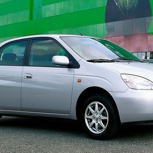 Der viertürige Prius fuhr in den USA auf Erfolgskurs, denn nur er überzeugte als Vollhybrid, bei dem Benzin- und Elektromotor unabhängig voneinander oder gemeinsam das Fahrzeug antreiben – anders als der Honda Insight, der nicht ohne Verbrenner fuhr.(Bild:  Toyota)