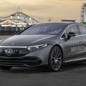 Für die S-Klasse sowie die elektrische EQS-Limousine können Kunden in Deutschland das System bereits seit dem vergangenen Jahr bestellen. In den USA werden die ersten Modelle Ende des Jahres ausgeliefert. (Bild:  @Mercedes-Benz AG)