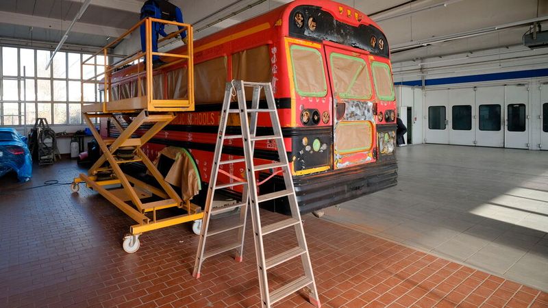Um den Bus neu lackieren zu können, muss der alte Lack ab bzw. vorbehandelt werden.  (Bild: Holger Zietz - VCG)