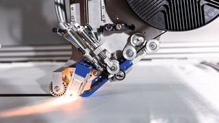 Der Ablegekopf des Crosslayer spult das Carbonfaserband ab, fixiert es mittels Wärmeeintrag, schneidet das Band und baut Schicht für Schicht die Tapes zu einem sogenannten Preform auf. (M&A Dieterle )