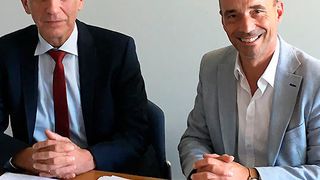 Rolf Sonderegger (r.), CEO Kistler Gruppe, und Dr. Heinrich Offergeld, bisheriger Inhaber und Geschäftsführer IOS GmbH, freuen sich über die zukünftige Zusammenarbeit. (Kistler)