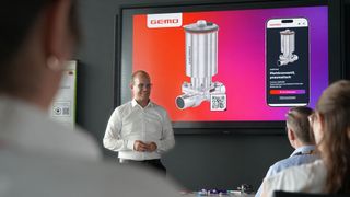 Simon Stadtmüller, Product Owner bei Gemü, erklärt beim Workshop den Weg des Unternehmens zum Digitalen Produktpass – bereits 2015 hat CEO Gert Müller das Thema mit der internen Digitalisierung angestoßen. (Bild: Dennis Scherr)