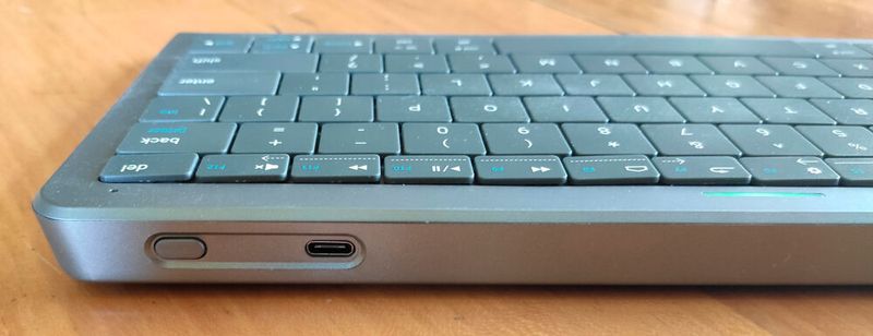 Über die USB-C-Buchse wird der interne Akku des Keyboards geladen. (Prestigio)