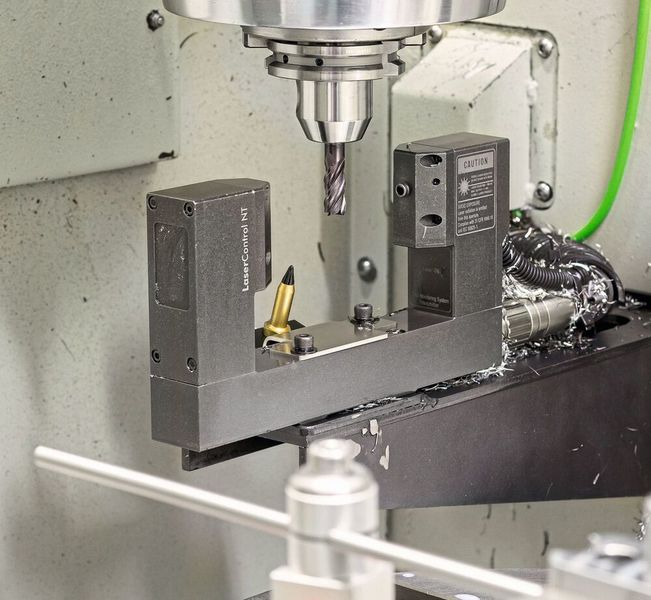 Bei Disterhoft werden alle Werkzeuge im Bearbeitungszentrum mit dem Lasermesssystem Micro Compact NT von Blum Novotest gemessen, wodurch kein Voreinstellgerät mehr benötigt wird, wie es heißt. (Blum Novotest)