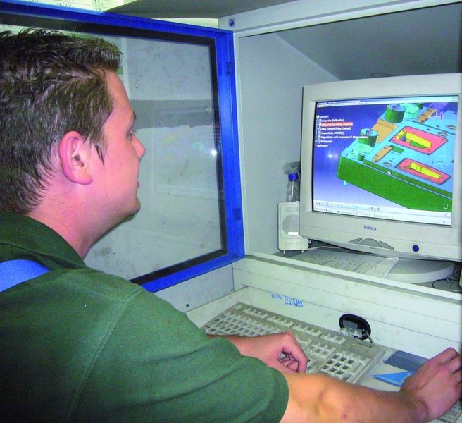 Simon Stahlschmidt, Werkzeugmechaniker: „Der Viewer-Arbeitsplatz ist eine echte Hilfe, um Zeit zu sparen; ich nutze ihn, um Maße zu überprüfen.“ (Archiv: Vogel Business Media)