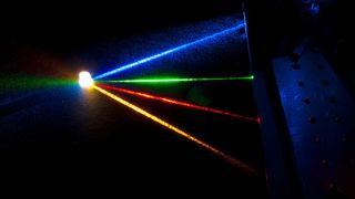 Vier Laserstrahlen in den Farben Blau, Grün, Rot und Gelb erzeugen am Kreuzungspunkt ein als angenehm empfundenes weißes Licht. (Fotos: Sandia Labs/Randy Montoya) (Archiv: Vogel Business Media)
