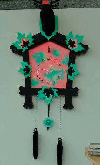 So kann das dann in diversen Farben aussehen, denn diese Kuckucksuhr besteht aus Wellpappe – da schlägt's doch glatt dreizehn, und ver-schlägt einem den Atem. Nestler will damit zum einen seine Traditionsverbundenheit, zum anderen seine zukunftsorientierte Kreativität unterstreichen. (Bild: GKD)