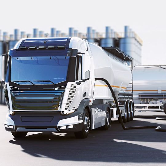 Die neuen ZE-3S-Niederdruckkompressoren eignen sich zum Entladen von Schüttgut aus Lkw-Tanks sowie für andere innerbetriebliche Förderzwecke.(Bild:  Atlas Copco)