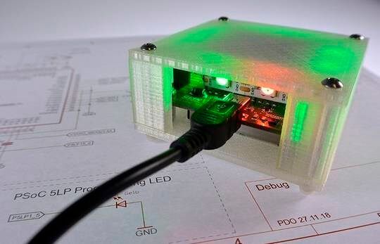 Feinstaub, relative Luftfeuchte und Temperatur, Beschleunigung, Kompass und Gyroskop. Das „Dustyn“ Starterkit, das die GLYN GmbH & Co. KG anbietet, verknüpft gleich drei hochwertige Sensoren der Hersteller Sensirion und TDK InvenSense mit dem vollzertifizierten PSoC 6 BLE 5.0 Modul von Cypress. Über die integrierte I²C-PMOD Schnittstelle kann das Starterkit bequem noch um weitere Sensoren erweitert werden. Mit dem passenden USB Sensor-Kabel kann das Starterkit direkt am PC angeschlossen werden. Auf der embedded world 2019 verlost GLYN 150 Stück des dort vorgestellten Dustyn Feinstaub-Multisensor Starterkits im Gesamtwert von rund 18.000 Euro. (Halle 1 / 1-306) (Bild: GLYN)