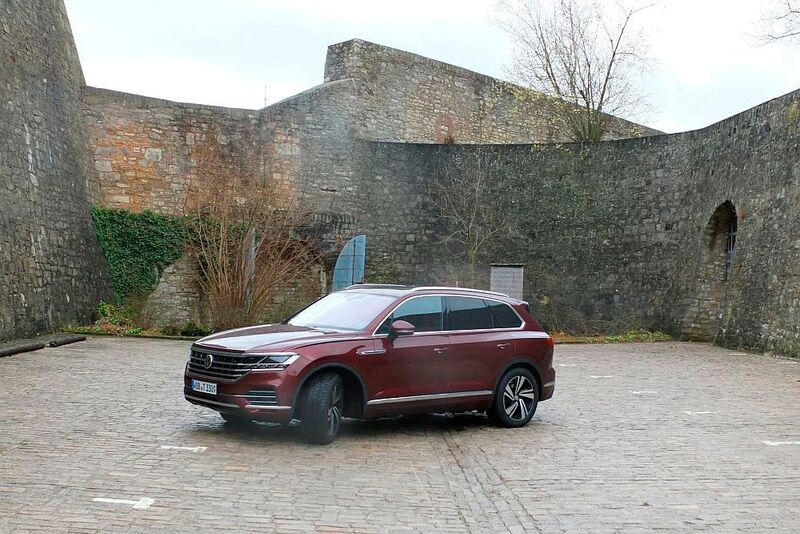 My car is my castle: Zwischen den mächtigen Mauerwerken der Würzburger Festung Marienberg sieht selbst der VW Touareg ausnahmsweise einmal klein aus. (»kfz-betrieb«/Jan Rosenow)