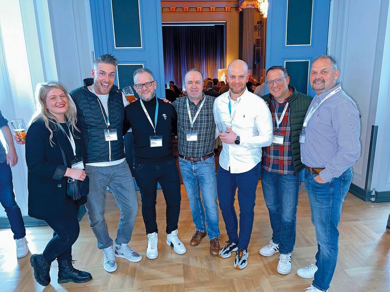 Am Vorabend werden die Energien noch gut eingeteilt: (v. l.) Sonja Hüsemann (Norton), Philipp Sonntag (APC), Stefan Wehrhahn (Norton), Michael Hase (IT-BUSINESS), Daniel Thiele (SYNAXON), Stefan Knerrich (APC) und Thomas Peter (Reiner SCT) (Bild: Vogel IT-Medien)