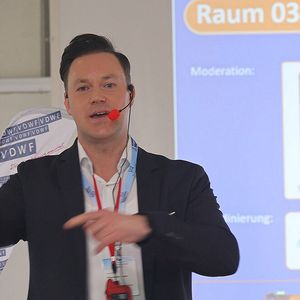 Alexander Hein vom gastgebenden Konstruktionsbüro Hein präsentierte den "Checkup-Service online": Wenn es darum geht, die beste Lösung zu finden, alle Alternativen zu berücksichtigen oder Risiken für Qualität oder Prozesssicherheit einzuschätzen, kann eine zweite Expertenmeinung helfen. (Bild:  Maschinenmarkt/rw)