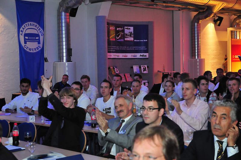 Großer Jubel bei den angereisten Schülern der Hamburger Gewerbeschule über die gute Platzierung. (Archiv: Vogel Business Media)