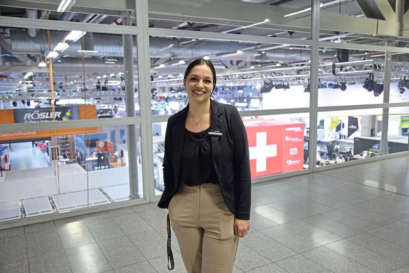 Morena Perdichizzi (Messeleiterin, Innoteq): «Wir sind bisher sehr zufrieden mit dem Verlauf der Innoteq. Die Messe ist gegenüber 2023 gewachsen, sowohl bei der Anzahl der Ausstellenden (+20 Prozent) als auch bei den BesucherInnen. Um die Innoteq auch für die WestschweizerInnen attraktiv zu machen, haben wir einen 'Tag der Romandie' veranstaltet. Hierbei handelte es sich um eine französischsprachige Vortragsreihe, die tatsächlich auf ein grosses Interesse der Westschweizer BesucherInnen stiess. In diesem Zusammenhang haben wir eng mit GIM zusammengearbeitet. Die Stimmung auf der Messe ist sehr positiv. Das ist in Anbetracht der gesamtwirtschaftlichen Lage bemerkenswert und ich erhoffe mir, dass diese positive Stimmung auch über die Messe hinaus anhält.» (Bild: Matthias Böhm)