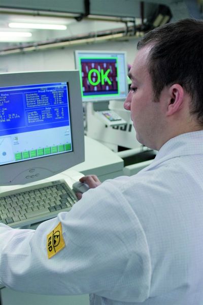 Bild 2: Bereits vor der Bestückung wird bei allen Leiterplatten eine zusätzliche automatisierte optische Inspektion (AOI) des Pastendrucks durchgeführt, um mögliche Lötprobleme frühzeitig zu erkennen. Bild: Ortgies (Archiv: Vogel Business Media)
