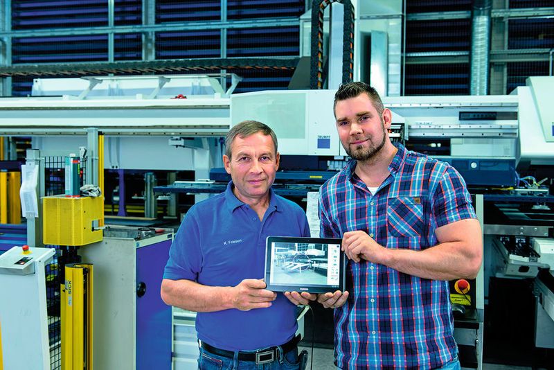 Von VOS überzeugt: Geschäftsführer Andreas Wieneke (rechts) mit Abteilungsleiter Kornej Friesen. (Trumpf)