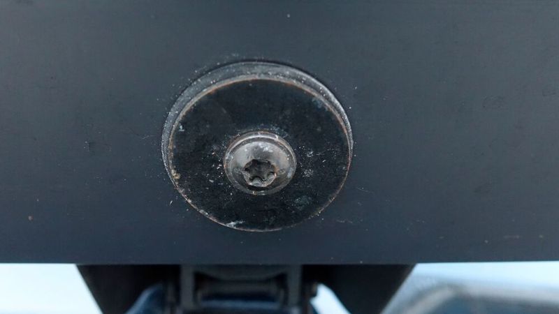 Auch die offen liegende und leicht rostige Schraube im Sichtfeld ist kein schöner Anblick. (Bild: Rosenow – VCG)