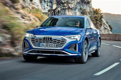 Der Audi-Elektro-SUV Q8 „e-tron“ leidet an eingbrochenen Absatzzahlen. Gebaut wird er am Standort Brüssel. Aufgrund der mauen Nachfrage gibt es Probleme, die der Belegschaft Ende letzter Woche mitgeteilt wurden. Auch machen Gerüchte über viele Entlassungen die Runde.(Bild:  Audi)