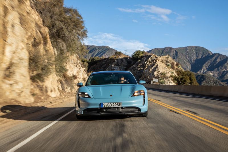 Mit dem Taycan 4S reicht Porsche eine leichtfüßige und günstige Variante des „German Car of the year“, dem Porsche Taycan, nach.  (Porsche)