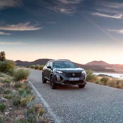 Der Peugeot E-2008 GT kommt doch nicht so weit wie gedacht: Die deutliche Abweichung der Reichweite von den Herstellerangaben ist laut LG Wuppertal ein erheblicher Sachmangel.  (Bild: Peugeot)