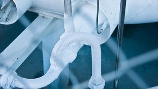 Viele Industriesparten sind auf die Kühlung von Prozessen angewiesen. Doch die meisten Kältemittel, die heute dazu dienen, schaden der Umwelt und/oder dem Klima. H&H Gerätebau kennt sich aber mit der Umstellung auf natürliche Kältemittel aus, die das Problem beseitigen. (Bild: H&H Gerätebau)