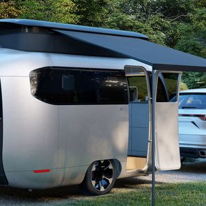 Der kompakte Wohnwagen bietet eine besonders aerodynamische Außenhaut.(Bild:  Airstream)