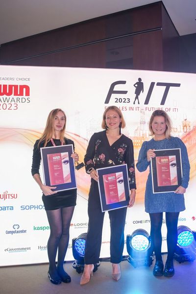 Die Gewinnerinnen aus dem Bereich »Women in eGovernment« | Kategorie »Young Leader«. Svetlana Patimova (Silber), Laura Detels (Gold) und Rosa Marie Keller (Platin). (Bild: www.hamann.photo)