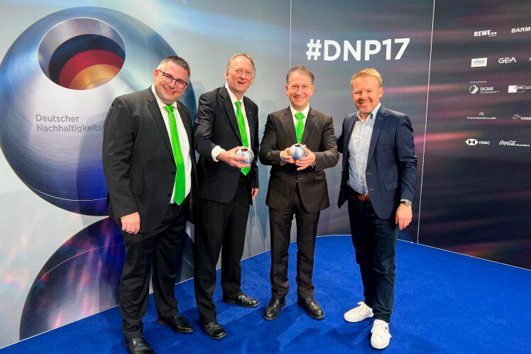 Nachdem ZF bereits im vergangenen Jahr in der Kategorie Automobilindustrie mit dem Nachhaltigkeitspreis in der Kategorie „Unternehmen“ ausgezeichnet worden war, gewann das Unternehmen diesmal im „Transformationsfeld Ressourcen“. Dieses gehört zu den prägenden Bereichen, in denen besondere Anstrengungen, mehr Innovationen und schnell skalierende Lösungen am dringendsten benötigt werden, um das Ziel einer nachhaltigen Entwicklung zu erreichen, heißt es seitens der Jury.  (Bild: ZF Group)