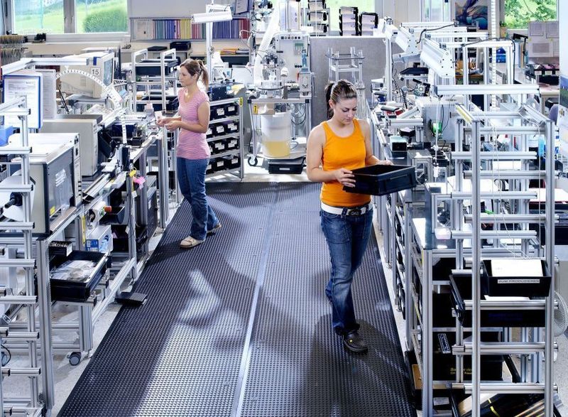 Baumer entwickelt und fertigt in Frauenfeld (Schweiz) ein breites Spektrum an Sensoren, denen eine Vielzahl von Sensor-Technologien zugrunde liegen. (Archiv: Vogel Business Media)