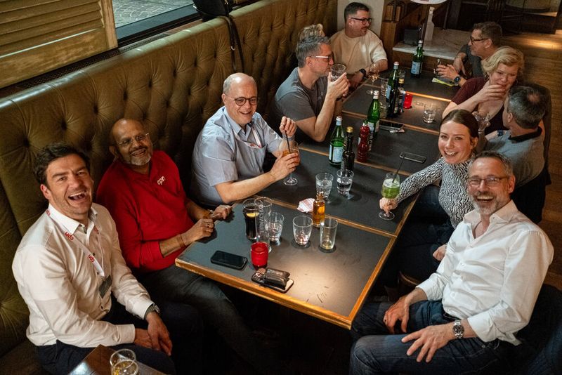 Bestens gelaunt ging es bei (v. l.) Jannes Köhler (Univelop), Dr. Rui Sergio Pinto-Barreto (CPN), Georg Binek (Cross Media IT), Johanna Westbeld (Cross Media IT) und Stefan Auer (Ascon) weiter.  (Bild: Niklas Christensen)