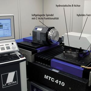 Bild 1: Aufbau der Ultrapräzisions-Drehmaschine mit hybridem Fast-Tool-Servosystem zur 
Mikrostrukturierung von Freiformflächen.