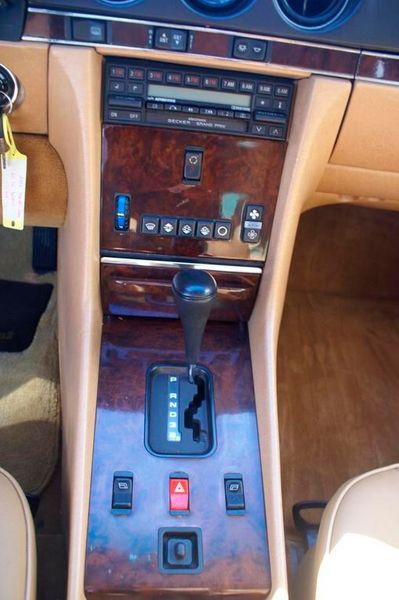 Eine Mercedes-Mittelkonsole wie man sie kennt. Selbstverständich mit einem Autoradio Modell Becker Grand Prix. (Bild: BAZ DREAM CARS)