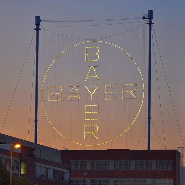 Platz 5: Bayer (DE), 57,0 Mrd. €  Der Pharmazie- und Chemiekonzern Bayer bietet Produkte in den Bereichen Medikamente, Landwirtschaft und Tiergesundheit. Mit einem Marktwert von 57 Milliarden Euro gehört er zu den fünf erfolgreichsten Chemieunternehmen weltweit.      Bild: gemeinfrei, Bayer-Kreuz  (Bild: gemeinfrei)