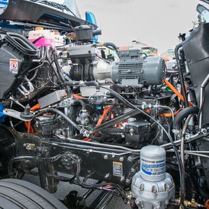 Zwei Elektromotoren leisten insgesamt rund 680 PS und verfügen über ein Drehmoment von knapp 1.800 Newtonmetern. Die Brennstoffzellen-Technik stammt aus der Limousine Mirai.(Bild:  Toyota)