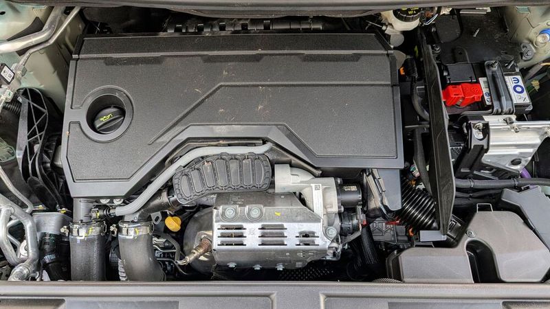 Der 1,2-Liter-Dreizylinder ist ein alter Bekannter, der praktisch alle Stellantis-Modelle antreibt. Er ist ausreichend durchzugsstark und sparsam, aber Fans gehobener Antriebskultur sollten eher die PHEV- oder BEV-Version des Grandland wählen. (Bild: Rosenow – VCG)