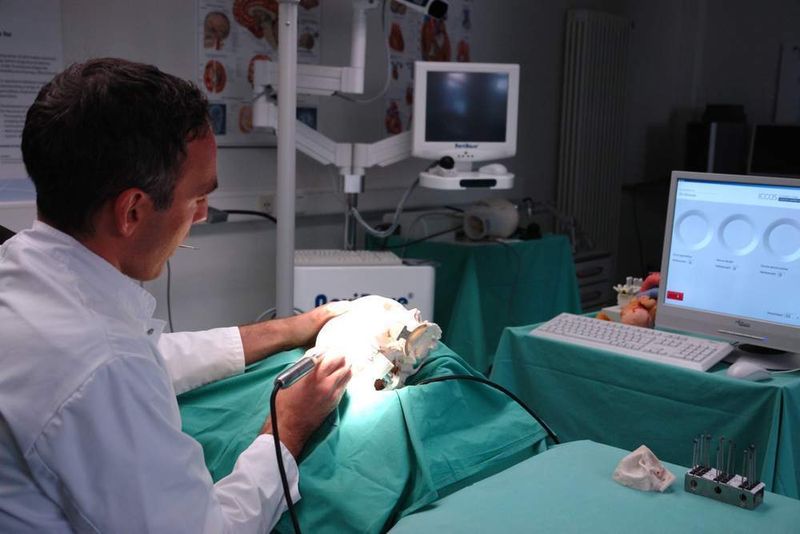 Am Schädelmodell  ... befinden sich austauschbare, 3D-gedruckte Felsenbein-Module, deren chirurgische Bearbeitung über opto-elektrische Sensoren registriert, signalisiert und dokumentiert wird. (Archiv: Vogel Business Media)