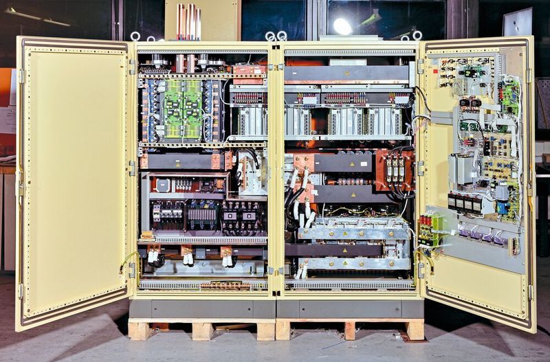 1994: Im Dienst der Forschung, Hochleistungs-Stromversorgungen mit 0 - 30 V und 0 - 5000 A für ein Forschungsinstitut. (EA Elektro-Automatik)