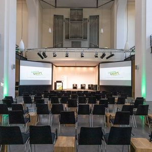 Das Umweltforum in Berlin war früher eine Kirche. Die Orgel steht noch und wird zur musikalischen Untermalung von Veranstaltungen auch noch genutzt.(Bild:  Photoart Berlin)