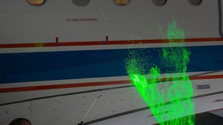 Die Lasermesstechnik PIV (Particle Image Velocimetry) ist eine Entwicklung Göttinger DLR-Forscher: Dabei werden in ein zu untersuchendes Strömungsfeld mikrometergroße Partikel eingebracht, deren Bewegung von Hochleistungskameras erfasst wird. Im Flugversuch nutzten die DLR-Forscher anstatt künstlicher Partikel die natürlich vorhandenen Tröpfchen der Wolken. Beim gezeigten Testlauf wird zerstäubtes Wasser eingesprüht. (Marek Kruszewski/DLR)