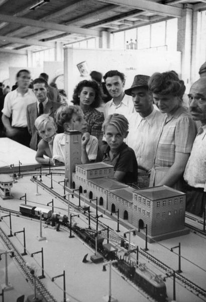 Stand der Firma Märklin, deren Spielzeugschau 1947 ein großer Anziehungspunkt bedeutete, allerdings waren die Produkte für deutsche Besucher wohl nicht erwerblich. (Bild: )