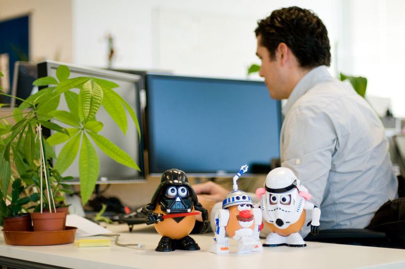 Ein Google-Mitarbeiter in Dublin mit seiner Kartoffelköpfe-Sammlung. (Google)