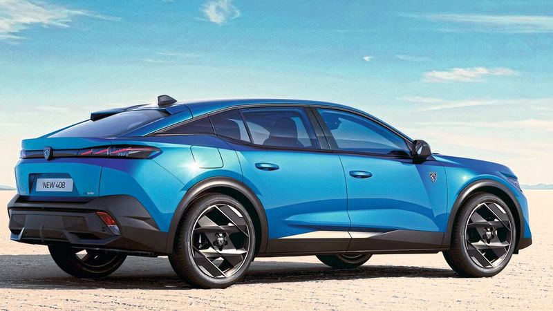 Am Heck fällt das wilde Geriffel des Diffusers unter dem Stoßfänger auf, dagegen gibt sich der Dachspoiler oberhalb der Rückscheibe eher zurückhaltend. (Bild: Stellantis)