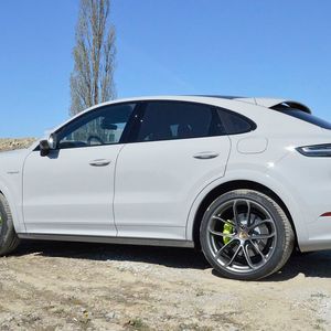 Durch seine abfallende Dachlinie unterscheidet er sich vom „normalen“ Cayenne.(Bild:  Achter/»kfz-betrieb«)