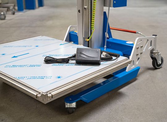 Der „lift2move“ von Expresso ist eine hochmoderne, batteriebetriebene mobile Hebehilfe.(Bild:  Mascot)