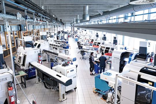 Ateliers de tournage et décolletage chez MPS Micro Precision Systems à Bienne, on y trouve une quinzaine de décolleteuses Tornos.(Source :  Copyright | Sébastien Deloy Studio Photo SPPJ ©)